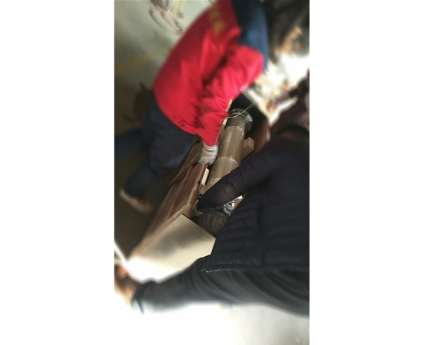 大家齊心協(xié)力給客戶打包貨物