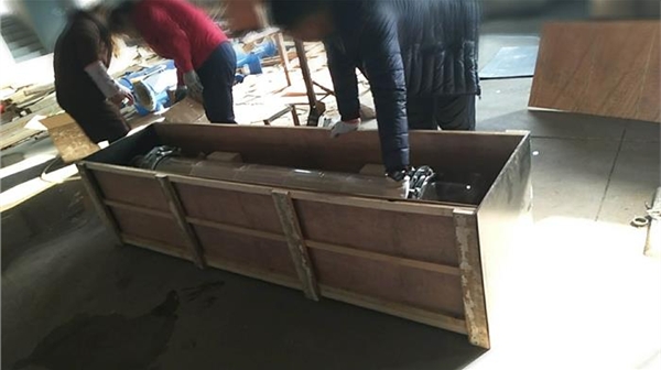大家齊心協(xié)力給客戶打包貨物