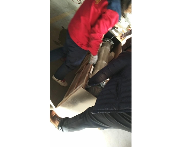 大家齊心協(xié)力給客戶打包貨物