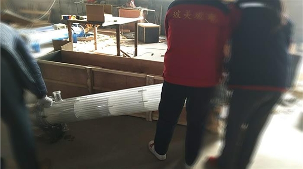 大家齊心協(xié)力給客戶打包貨物