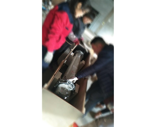 大家齊心協(xié)力給客戶打包貨物